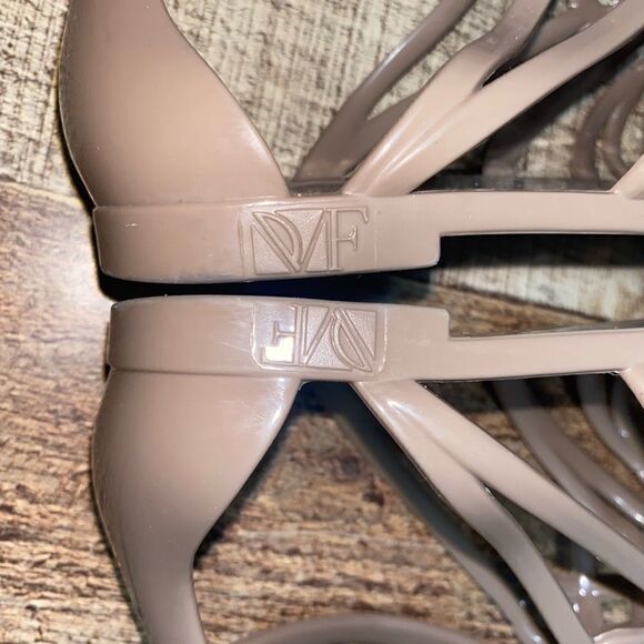 DVF
Diane von Furstenberg
Taupe Jelly Jaya Love Knot Sandals Flats - Picture 6 of 11